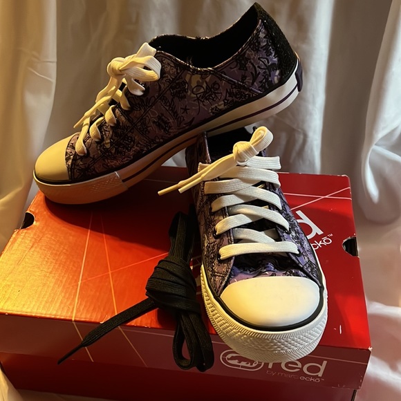 NWT red by Marc echo tennis shoes. Size 9. - Picture 3 of 11